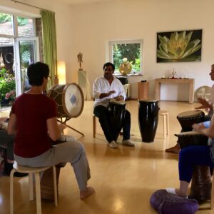 Menschen die Trommeln zu brasilianischen Rhythmen voller Lebensfreude.