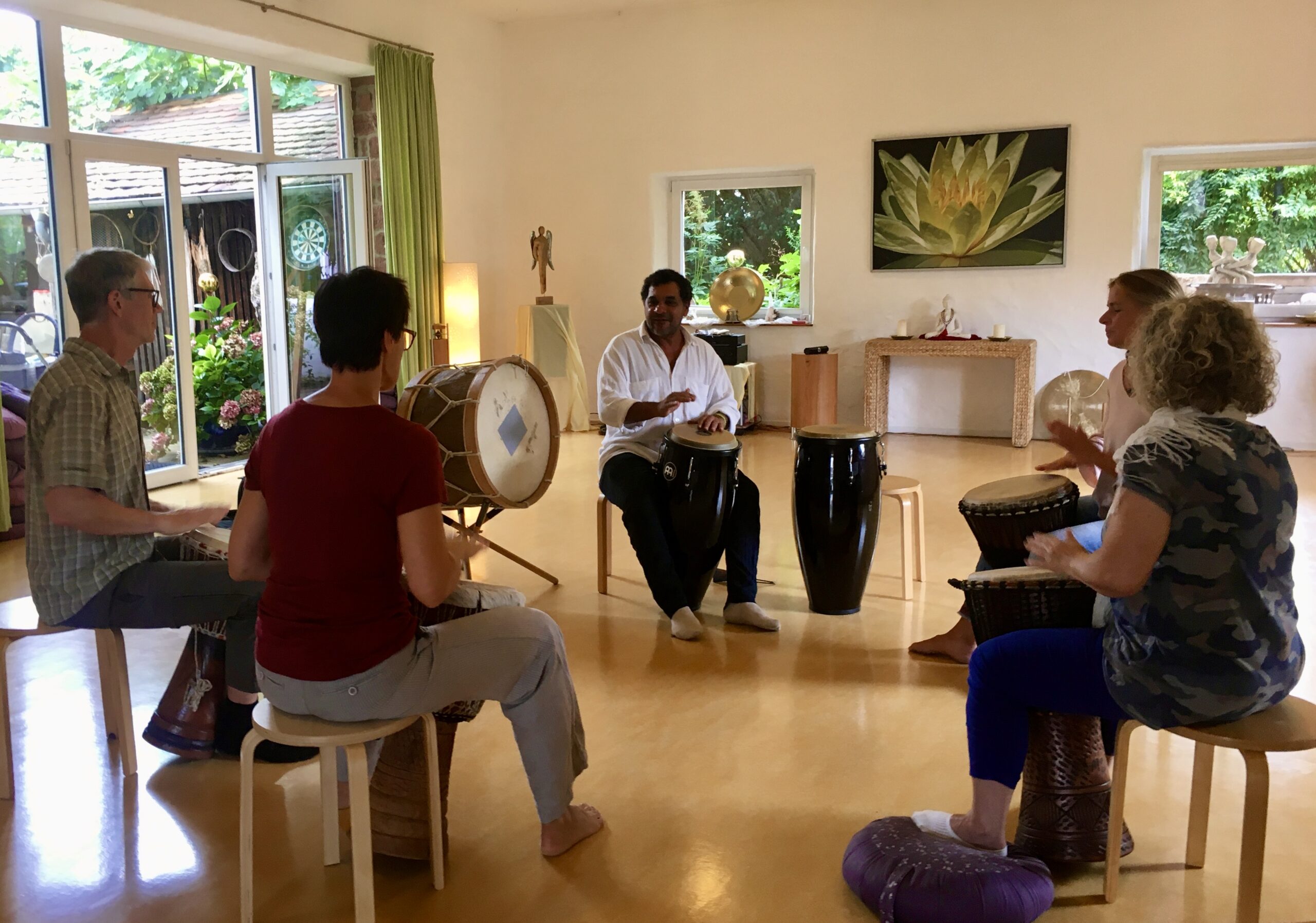 Menschen die Trommeln zu brasilianischen Rhythmen voller Lebensfreude.