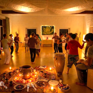 Fröhliche Menschen Tanzen zu Trommelmusik im Zentrum in balance in Hainfeld.