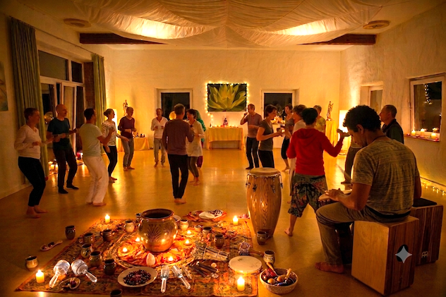 Fröhliche Menschen Tanzen zu Trommelmusik im Zentrum in balance in Hainfeld.